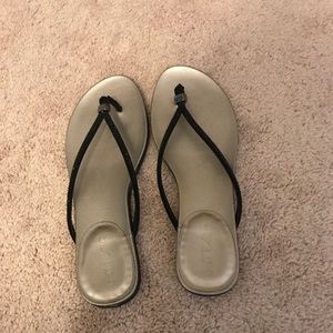 Unisa black flip flops